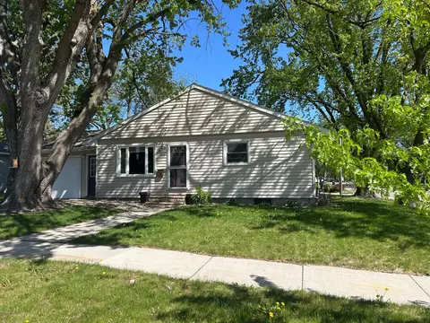 927 15th St E, Glencoe, MN 55336