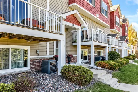 1806 Colonial Ln #3, Chanhassen, MN 55317