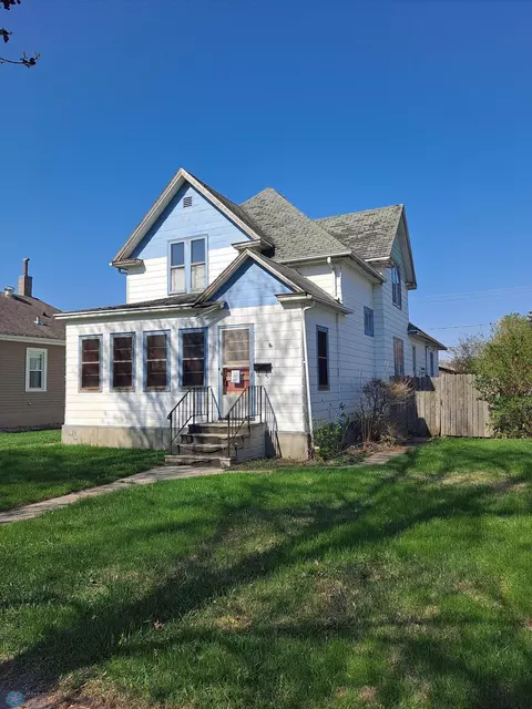 313 8th St N, Wahpeton, ND 58075