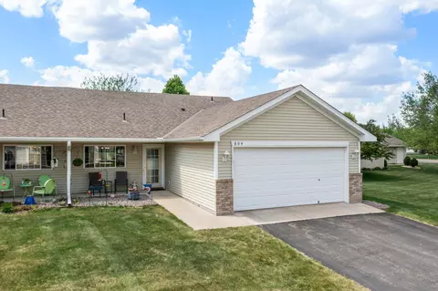 804 Greensview Ct NW, Hutchinson, MN 55350