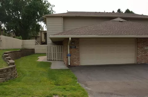 2140 Tamarin Trl, Golden Valley, MN 55427