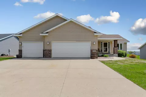 324 Cedar Trail Dr, Le Sueur, MN 56058