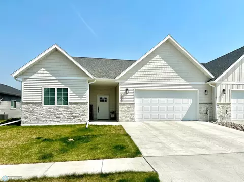 7022 67th St S, Horace, ND 58047