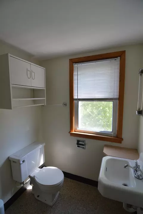 Bath - 1214 7th Ave N, Saint Cloud, MN 56303 photo 4 of 6