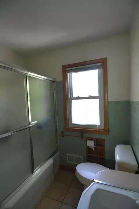 Bath - 1214 7th Ave N, Saint Cloud, MN 56303 photo 2 of 6