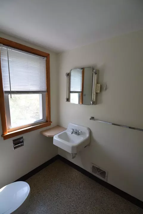 Bath - 1214 7th Ave N, Saint Cloud, MN 56303 photo 3 of 6