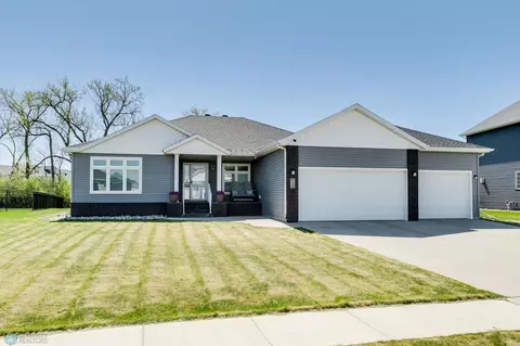 4232 Pine Pkwy S, Fargo, ND 58104