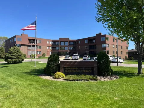 601 Shoreacres Dr #110, Fairmont, MN 56031