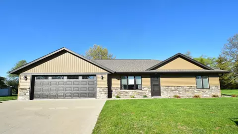 1017 W 2nd St, Zumbrota, MN 55992