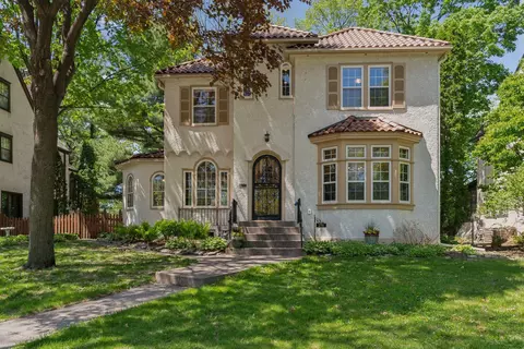 271 Mount Curve Blvd, Saint Paul, MN 55105