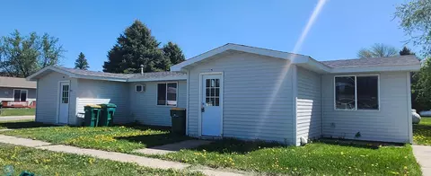 303 305 1st St SE, Gwinner, ND 58040