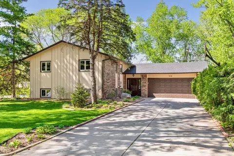 928 Ivanhoe Dr, Northfield, MN 55057