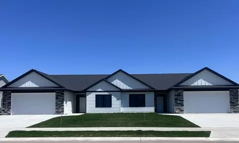 156 Sandstone Dr NW, Eyota, MN 55934