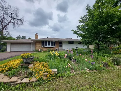 2127 S Avenue Ave E, North Saint Paul, MN 55109