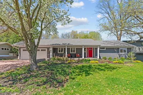 1813 Gramsie Rd, Arden Hills, MN 55112