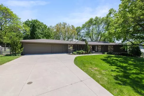 5709 Deville Dr, Edina, MN 55436 photo 2