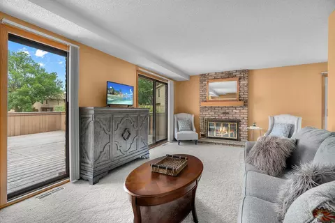 2111 Tamarin Trl, Golden Valley, MN 55427