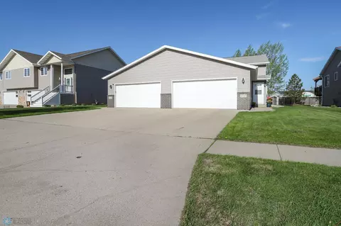 4845 44th St S, Fargo, ND 58104