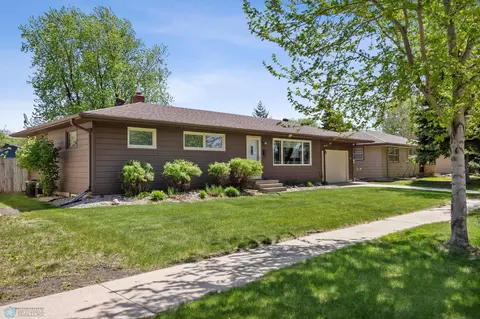 1214 8th St N, Moorhead, MN 56560