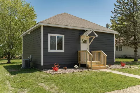 636 3rd Ave NE, Mazeppa, MN 55956