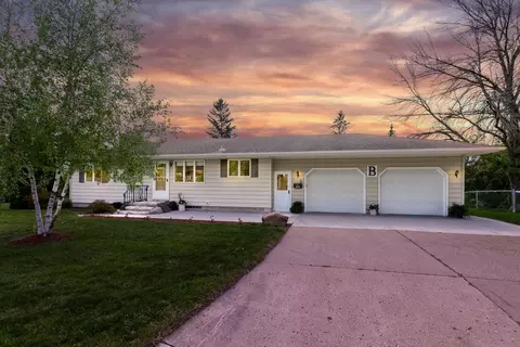 101 Sunset Dr, Belle Plaine, MN 56011