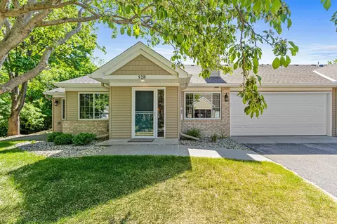 528 Mission Hills Dr, Chanhassen, MN 55317