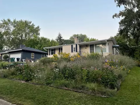 2479 Oxford St N, Roseville, MN 55113