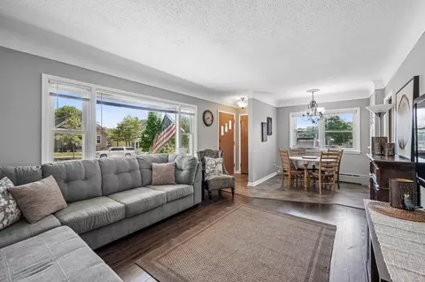 115 N Pine St, Chaska, MN 55318