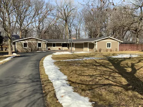 201 Edgecumbe Dr, Mahtomedi, MN 55115