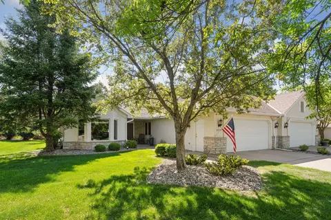 9945 Old Wagon Trl, Eden Prairie, MN 55347