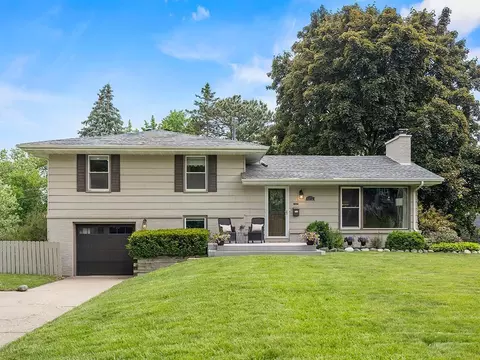 2272 Overlook Dr, Bloomington, MN 55431