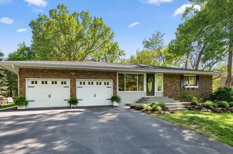 1000 Valley Oaks Rd, Vadnais Heights, MN 55127