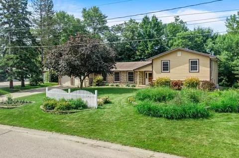 331 Sunset Ln N, Cambridge, MN 55008