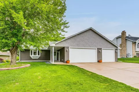 121 Yorkton Rdg, Little Canada, MN 55117