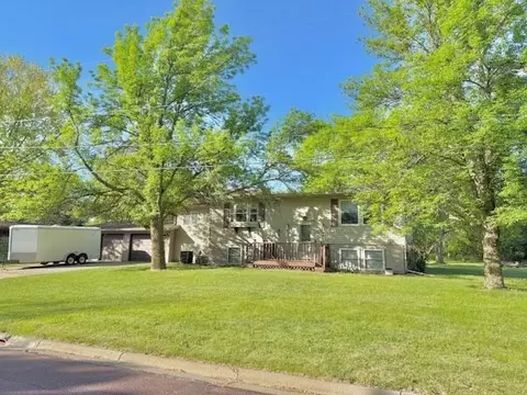 402 Valley View Dr, Redwood Falls, MN 56283