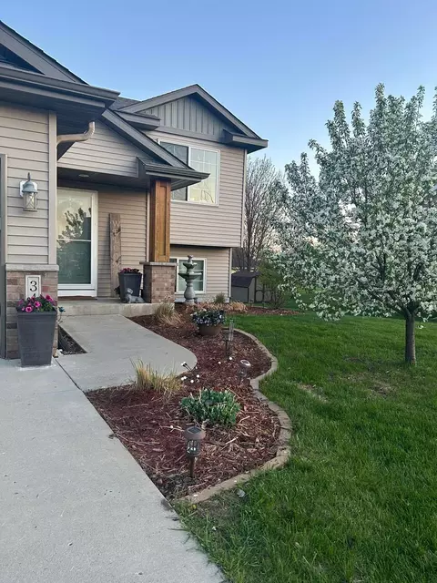 345 Horizon Dr, Le Center, MN 56057