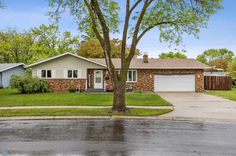 3105 Edgewood Dr N, Fargo, ND 58102