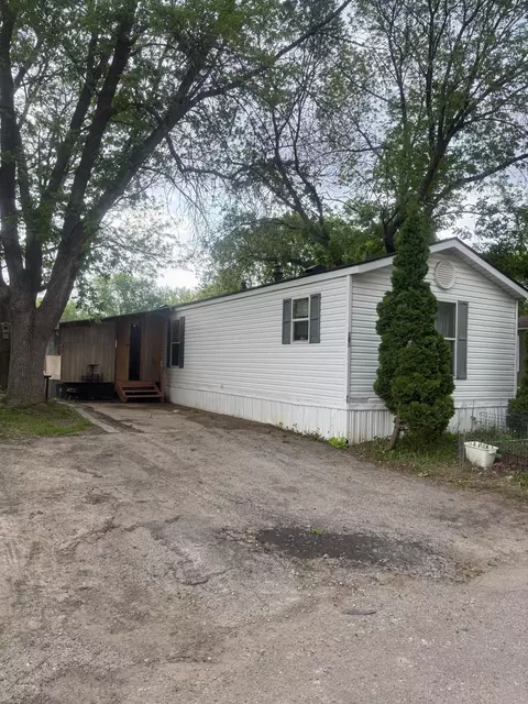 104 Laurinda Ln, Mankato, MN 56001