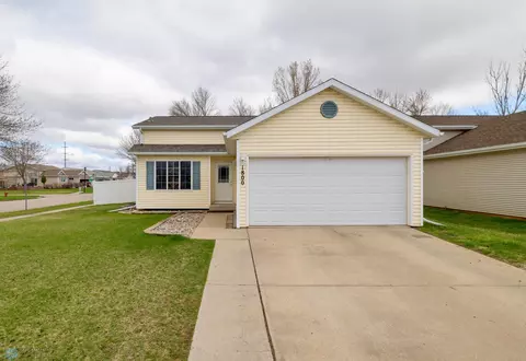 1800 Huntington Ln, West Fargo, ND 58078