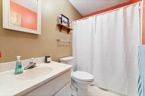 Bath - 212 E Willow St, Duluth, MN 55811 photo 1 of 2