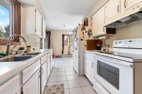 Kitchen - 212 E Willow St, Duluth, MN 55811 photo 2 of 3