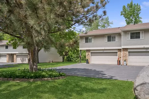 1301 Crestridge Ln, Eagan, MN 55123