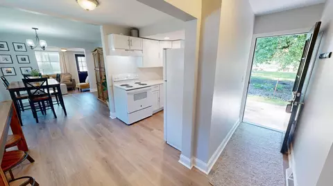 Entry Way - 711 3rd St SE, Willmar, MN 56201 photo 2 of 2