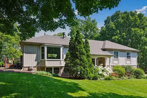 18120 Hummingbird Rd, Deephaven, MN 55391 photo 2