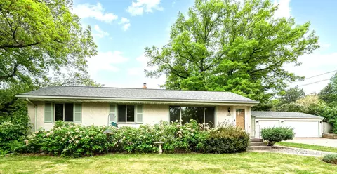 328 County Road B2 W, Roseville, MN 55113