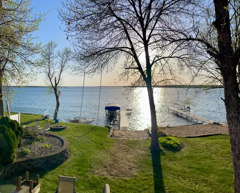 1260 E Shore Dr, Detroit Lakes, MN 56501