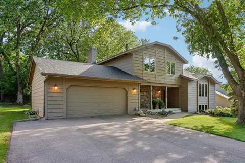 7201 Lakeview Dr, Bloomington, MN 55438