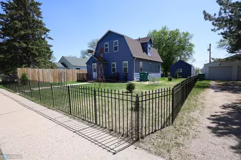 327 2nd St NW, Mayville, ND 58257