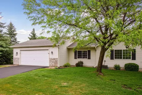 985 Carriage Hills Dr, Chaska, MN 55318