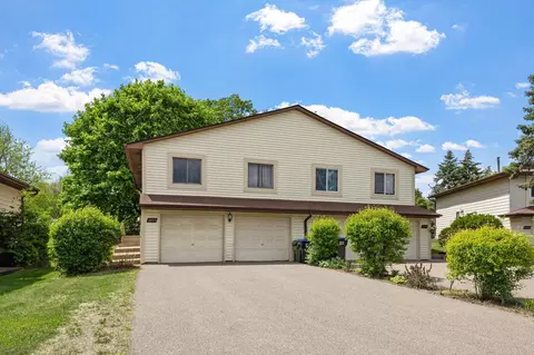 2495 Woodbridge St, Roseville, MN 55113